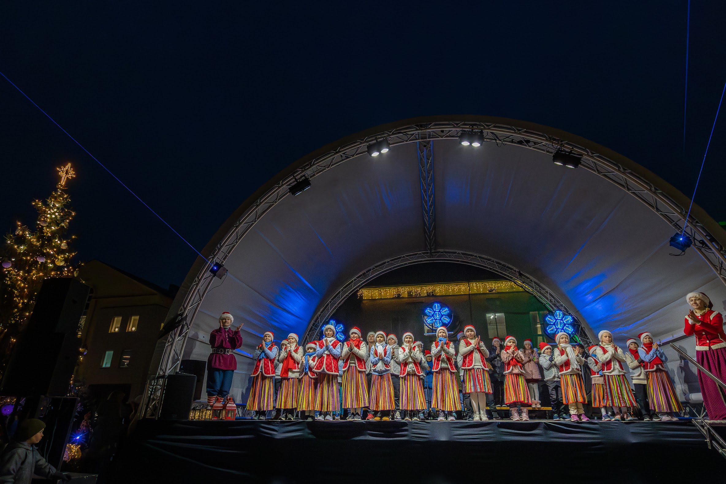 Pärast sõnavõtte ja tulede süütamist tuletasid päkapikud meelde, et jõuludeni on jäänud vaid neli nädalat. Ühtlasi jagati päkapikkudele kätte ülesanded, mille hulgas lume tellimine, jõulukellade häälestus, kingikottide õmblemine ja jõuluvana äratamine. FOTOD: Aigar Nagel